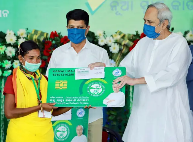 बीजू स्वास्थ्य कल्याण योजना के तहत स्मार्ट हेल्थ कार्ड का वितरण, नवंबर 2021.