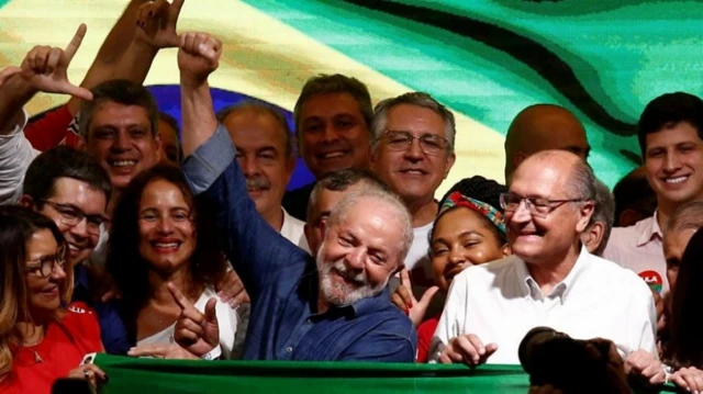 Lula et ses partisans fêtant leur victoire.