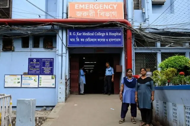 গত অগাস্ট মাসে আর জি কর মেডিকেল কলেজ ও হাসপাতালে তর্ব্যরত অবস্থায় একজন তরুণী চিকিৎসককে খুন ও ধর্ষণের ঘটনায় পশ্চিমবঙ্গের ডাক্তারসহ বিভিন্ন শ্রেণি-পেশার মানুষের প্রতিবাদ করতে শুরু করেন