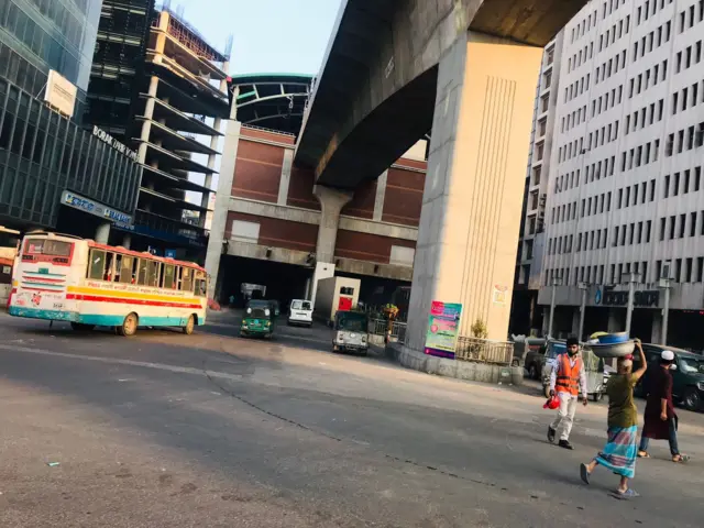 সোমবার সকাল সাড়ে ৭টায় ঢাকার কারওয়ান বাজার মোড়ের চিত্র
