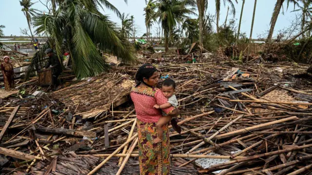 မုန်တိုင်းဒဏ်သင့် ရခိုင်ဒေသခံတွေ