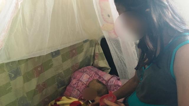 A menina Julia eapostasapostas em galgosgalgosmãe