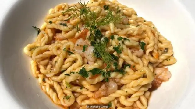 Lorighittas adalah pasta berbentuk lingkaran dan dipilin khas Sardinia.