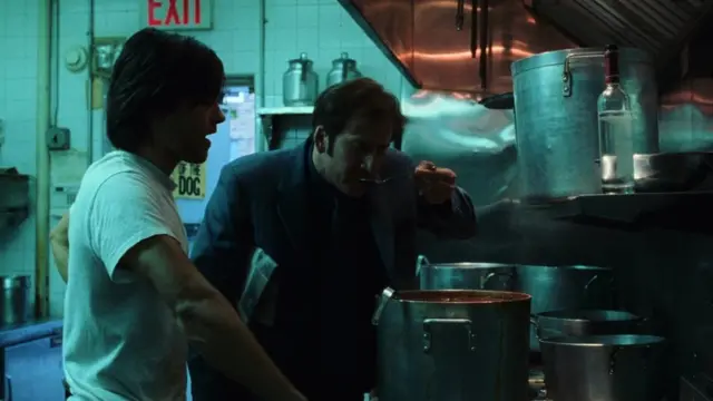 Ніколас Кейдж пробує борщ, який готує Джаред Лето у фільмові "Збройний барон" (2005)