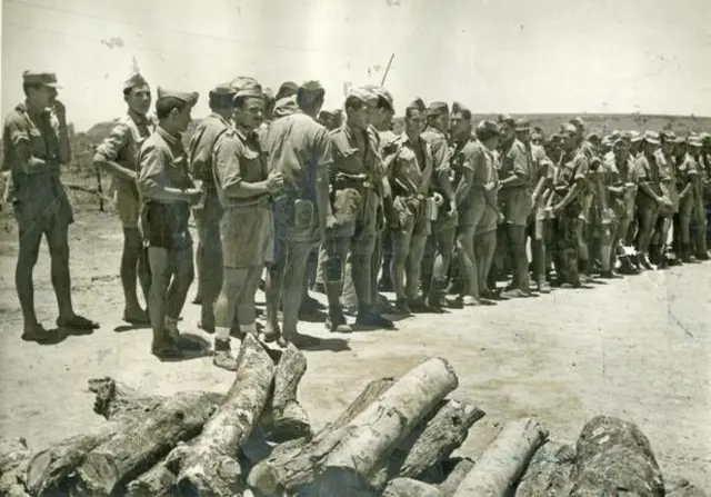 আত্মসমর্পণ করছে পর্তুগিজ সৈন্যরা