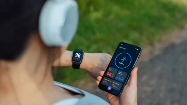 फिटनेस ट्रैकर के साथ रोज़ाना क़दम गिनना अब एक लोकप्रिय आदत बन गई है