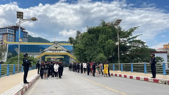 အွန်လိုင်းလိမ်လည်မှုပေါင်း ၂၀၀ နီးပါးက တရားခံ ၇၆ ဦး ဖမ်းဆီးခဲ့တယ်လို့ စစ်ကောင်စီပြော 