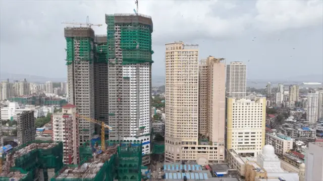 بھنڈی بازار میں پرانی تعمیر کی جگہ اب بلند وبالا عمارتیں نظر آنے لگی ہیں