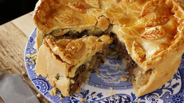 Пирог со свининой и яблоками