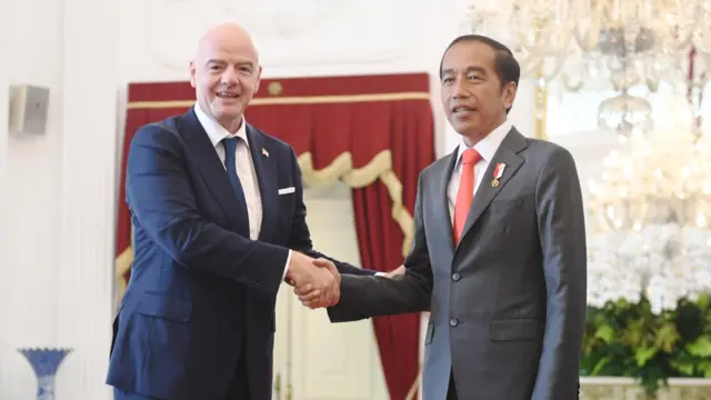 Pertemuan Presiden Indonesia Joko Widodo dengan Presiden FIFA Gianni Infantino di Jakarta pada Selasa (18/10/2022).