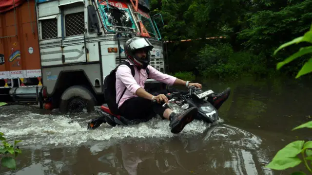 వానలో ద్విచక్రవాహనం
