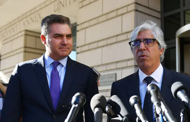 Jim Acosta (kiri) bersama kuasa hukum CNN di sela-sela sidang gugatan di Washington, D.C. pada 16 November 2018.