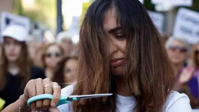 One woman cut her hair for one protest outside di Iranian embassy for Madrid, Spain, on 6 October