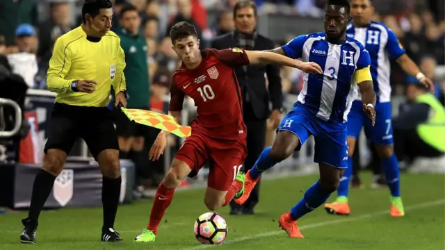 Christian Pulisic, de Estados Unidos, se lleva la pelota delante de Maynor Figueroa, de Honduras.