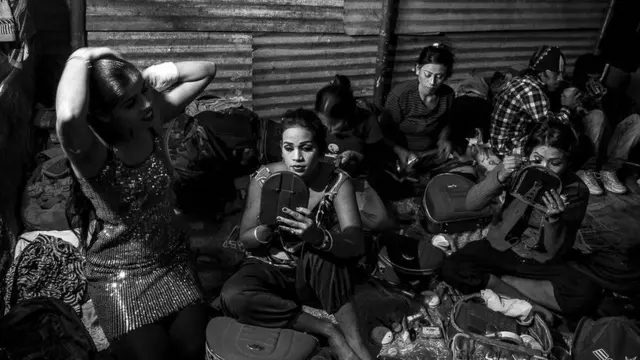 స్టేజి వెనుక గదిలో సిద్ధమవుతున్న కళాకారులు