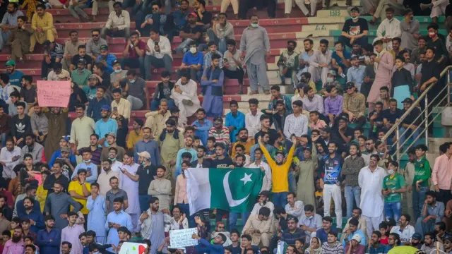 تماشائیوں کی بڑی تعداد نیشنل اسٹیڈیم میں موجود تھی