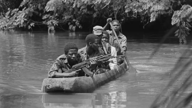 ਸਾਲ 1972, ਪੱਛਮੀ ਅਫ਼ਰੀਕਾ ਦੇ ਇੱਕ ਹਥਿਆਰਬੰਦ ਗਰੁੱਪ ਕੋਲ ਕਲਾਸ਼ਨਿਕੋਵ ਰਾਈਫ਼ਲ