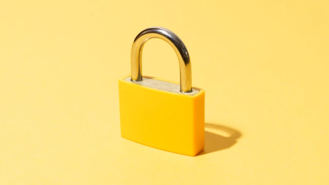 Sarı bir arka planın önünde sarı renkli bir demir kilit