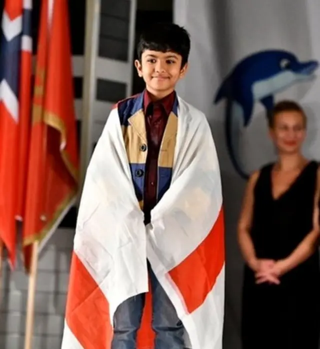 شرز سه ساله بود که به همراه خانوادهاش به بریتانیا مهاجرت کرد اما در سن ۹ سالگی به نمایندگی از انگلیس در مسابقات جهانی شطرنج شرکت کرد