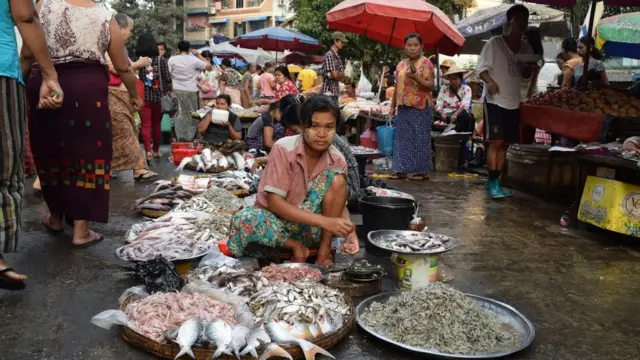 Thương lái bán cá ở một chợ tại Myanmar