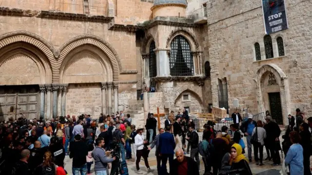 Peregrinos afuera de la Basílica del Santo Sepulcro