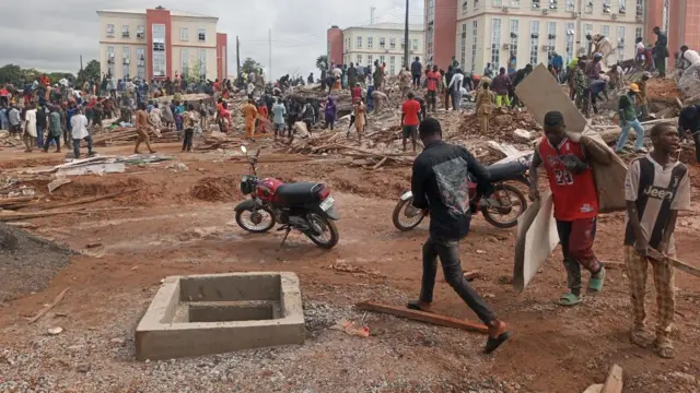 Aworan awọn eeyan nibi ti ijọba ti wo ile itaja