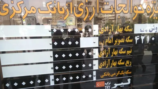 بعضی از صرافی‌های خصوصی امروز تابلوی اعلان قیمت را خاموش کرده و یا در مقابل قیمت دلار و یورو عدد صفر را درج کرده‌اند