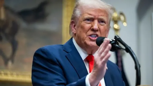 डोनाल्ड ट्रम्प 