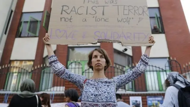 লন্ডনের একটি মসজিদের সামনে বর্ণবাদবিরোধী র‍্যালি