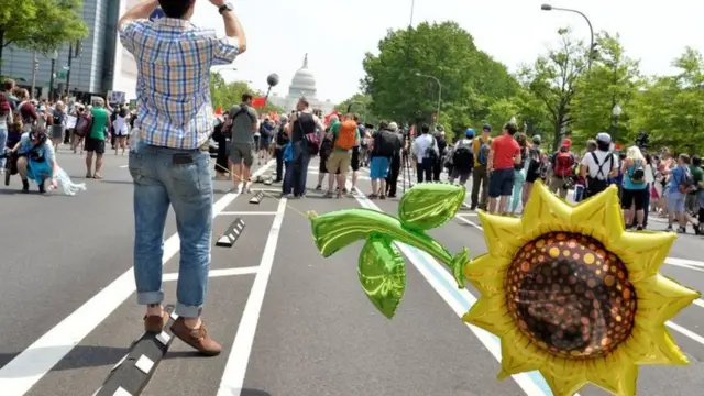 يقدر عدد المتظاهرين في واشنطن بنحو 15 ألف شخص