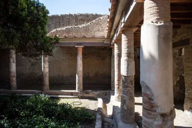 Vista geral da Casa da Colunata Toscana no Parque Arqueológico de Herculano em 19 de março de 2025 em Ercolano, Itália.