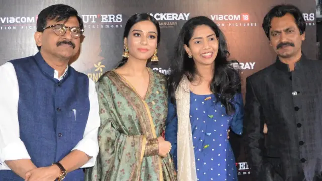 शिवसेना नेता संजय राउत और ठाकरे फ़िल्म के कलाकारों के साथ नवाज़ुद्दीन सिद्दीकी