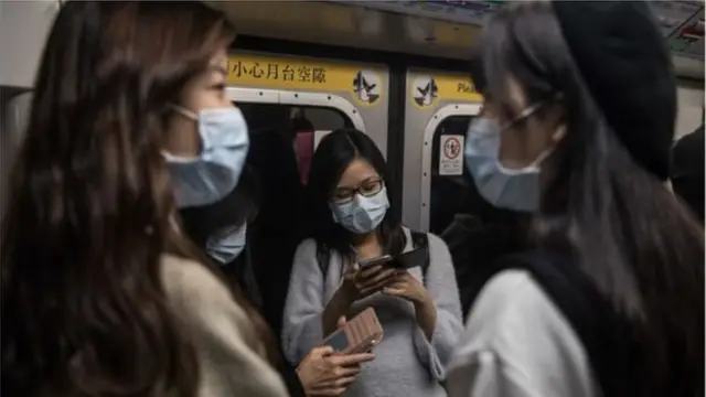 চীনে সবাইকে সতর্ক হয়ে চলতে মাস্ক পরার পরামর্শ দেয়া হয়েছে।