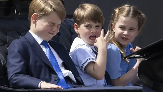 Príncipe George, príncipe Louis e princesa Charlotte no desfile de carruagens no Trooping the Color durante o Jubileu de Platina da Rainha Elizabeth 2º