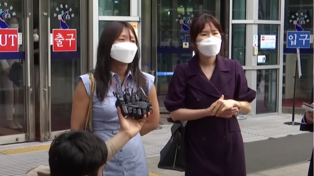 Kara Bos berbicara kepada reporter di depan pengadilan