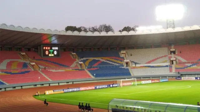 무관중, 무중계로 진행된 2022년 카타르 월드컵 아시아 2차 예선 한국: 북한전. 평양 김일성 경기장에서 진행됐다.