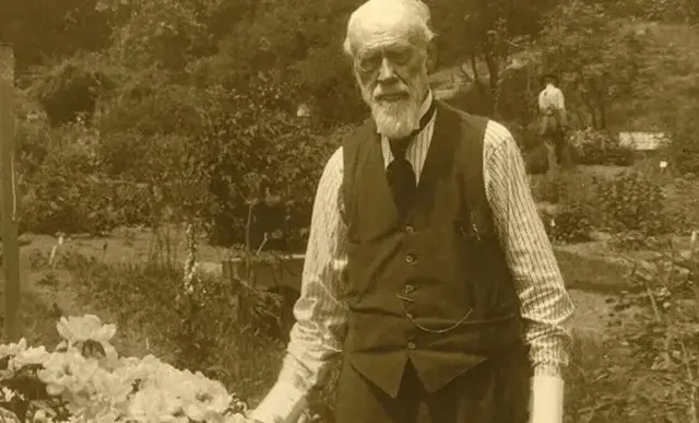 William James Beal s'est intéressé aux travaux de Charles Darwin, avec qui il a même échangé une correspondance