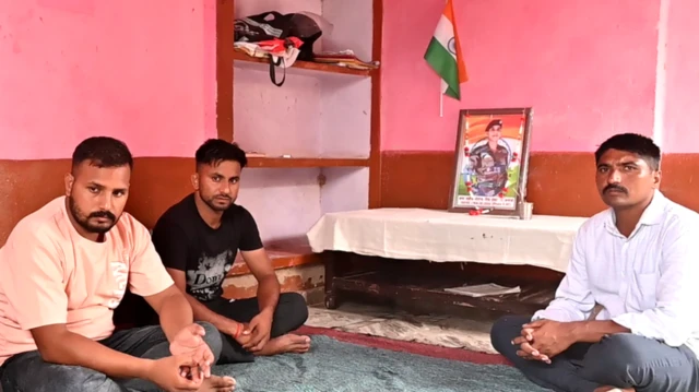 जितेंद्रचे भाऊ आणि गावकरी