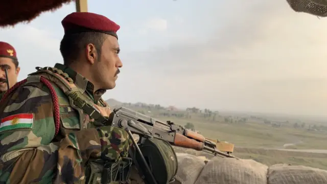 Soldado peshmerga observa a 'terrapromo code bwinninguém' onde os soldados do EI vagam