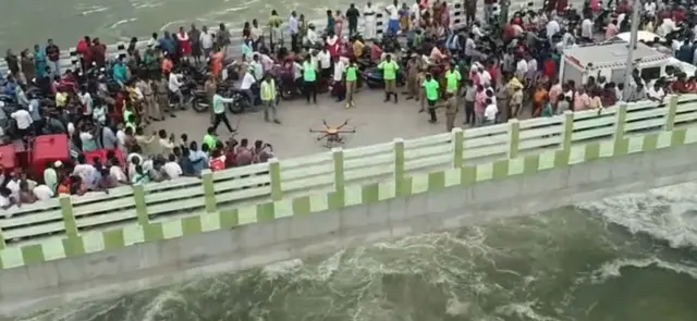 மேட்டூர் அணை, நாய்களை மீட்க முயற்சி