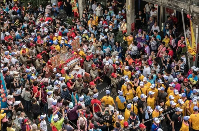 信徒參與「媽祖繞境」活動（資料照片）。