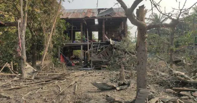 လက်နက်ကြီးတွေကျရောက်ပေါက်ကွဲလို့ ပျက်စီးနေတဲ့ ကံထူးမကျေးရွာက နေအိမ်တစ်လုံး