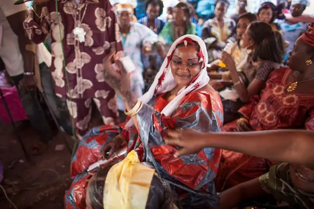 Une mariée reçoit de l'argent de ses proches lors de son mariage le 24 janvier 2010 à Bamako, au Mali.