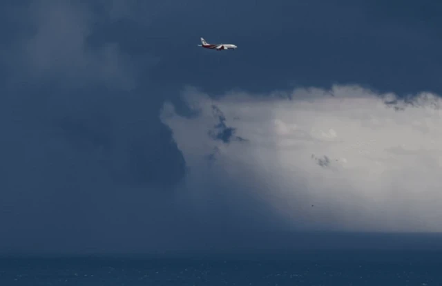 یک هواپیما در آسمان آبی و ابری