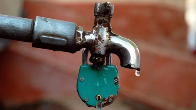 నీటి కొరత జుట్టు కత్తిరింపు