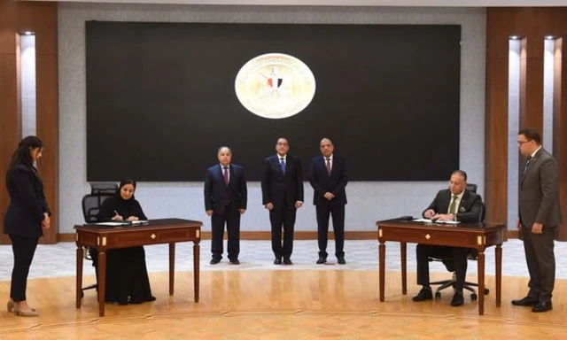 صورة تظهر مراسم توقيع اتفاق استحواذ الشركة الإماراتية على حصة من الشركة الشرقية للدخان المصرية.