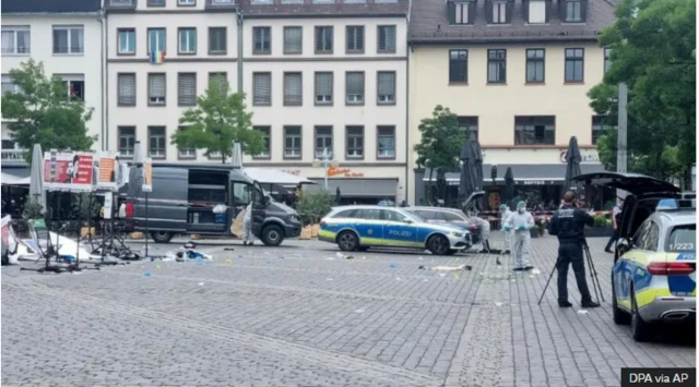 Muuqaal toos ah oo laga soo duubay goobta ayaa muujinaya nin mindi ku weeraraya dadka. 