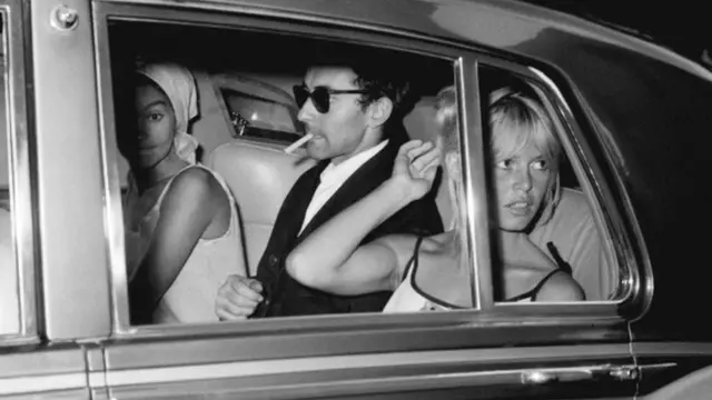 Jean-Luc Godard e Brigitte Bardotapostas bingo onlineum carro