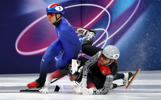 Спортсмены из Италии, Турции и Латвии столкнулись во время второго забега на дистанции 500 м в шорт-треке