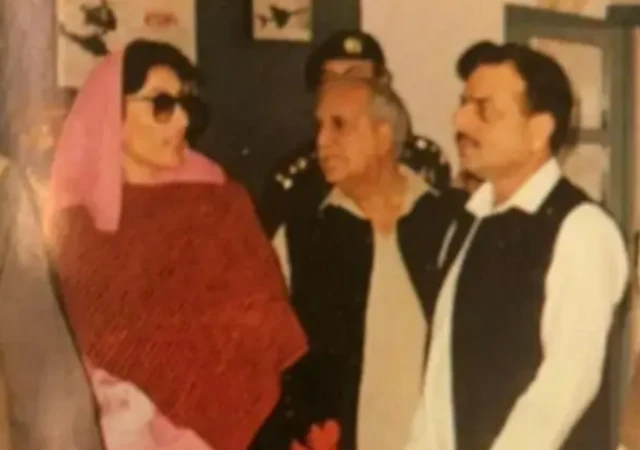 নাসিরুল্লাহ বাবর এবং হামিদ গুলের সাথে বেনজির ভুট্টো